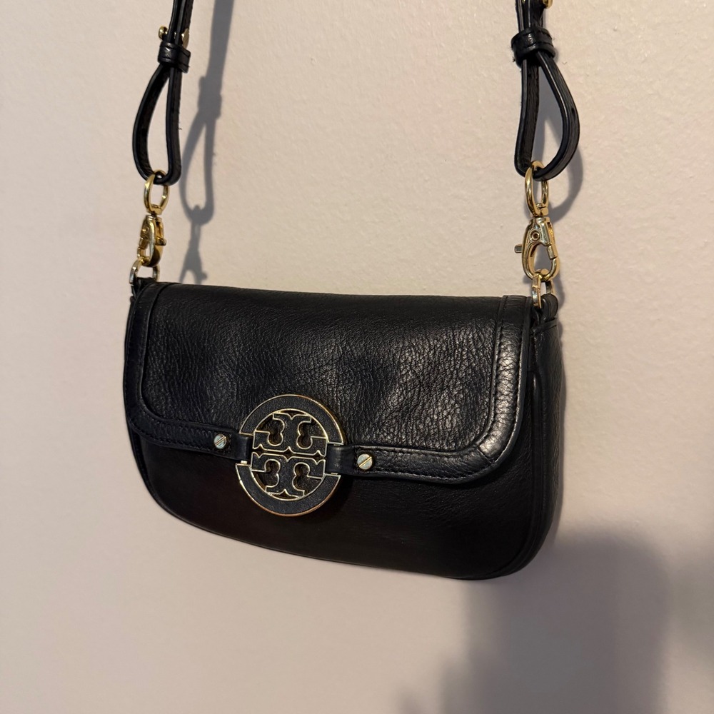 Tory Burch Amanda Black Pebbled Leather Gold Logo Crossbody Bag Purse designer - Picture 2 of 6